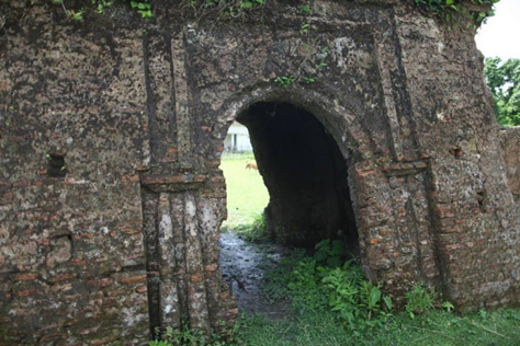 ছবিঃ দুহালিয়া রাজবাড়ির প্রধান ফটক যা ভূমিকম্পের কারণে বিধধস্ত হয়ে যায়